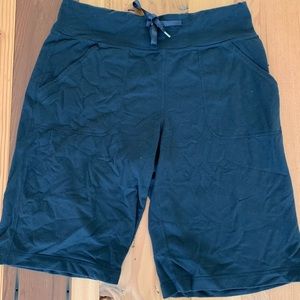 Lululemon athletica size 6 black still short